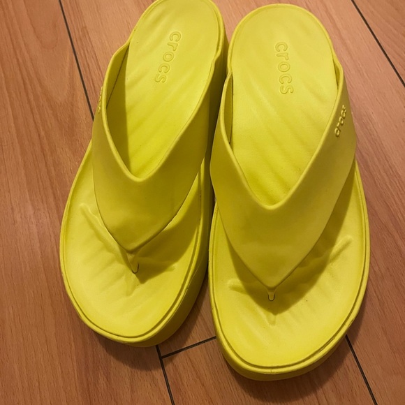 Croc’s Women’s Platform Sandals Size 9 Yellow - Picture 3 of 7